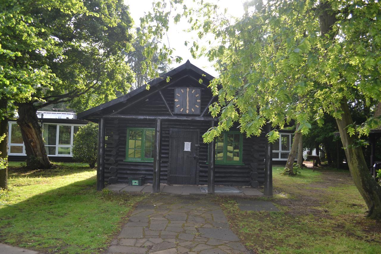 Готель Gilwell Park Чінґфорд Екстер'єр фото