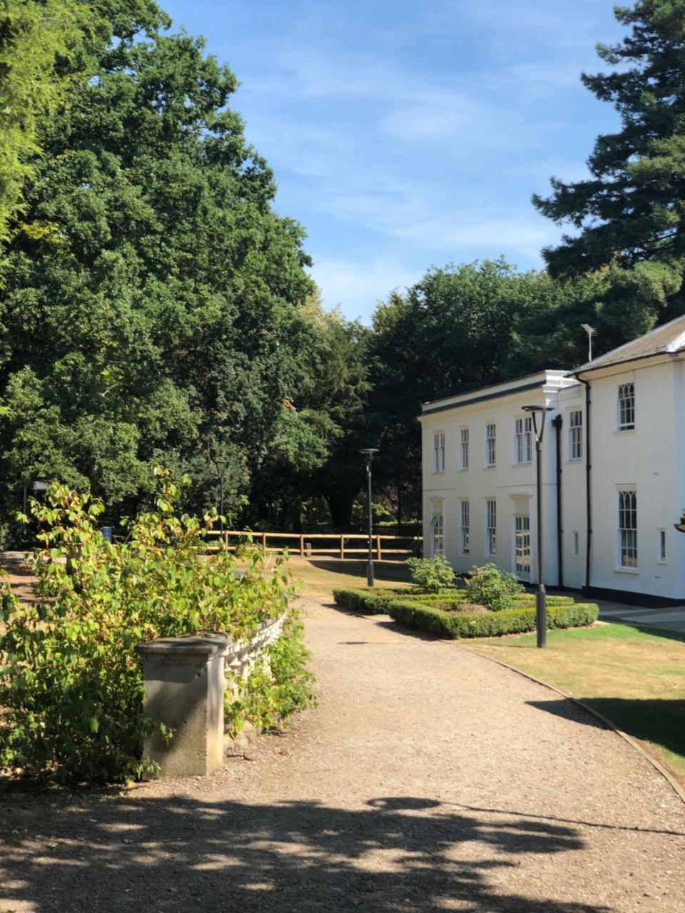 Готель Gilwell Park Чінґфорд Екстер'єр фото